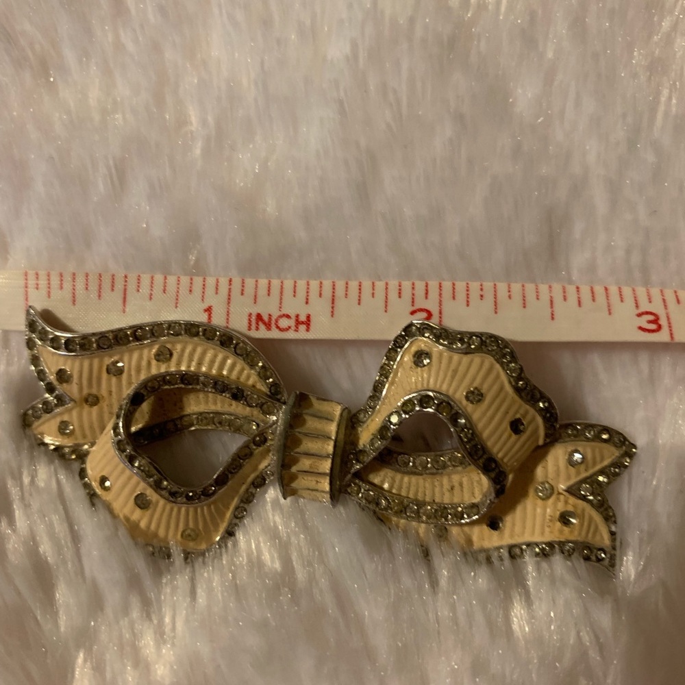 Cute Bow Brooch - Picture 3 of 3